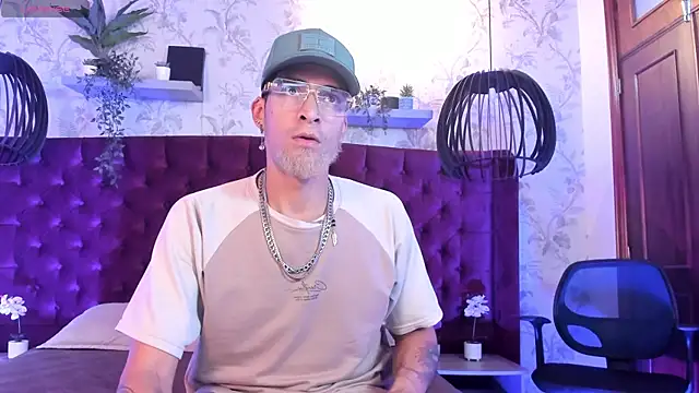 Snapshot of DrakeNeumann chatting on 07-26-26, 03:46 DrakeNeumann online show from 07-26-26, 03:46