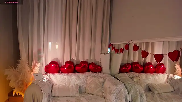 Snapshot of _Rose_Charming_ chatting on 02-16-25, 05:37 Rose Charming online show from 02-16-25, 05:37