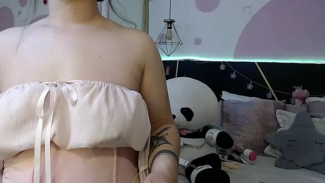 Snapshot of DanniAbbey chatting on 12-14-25, 12:00 DanniAbbey online show from 12-14-25, 12:00