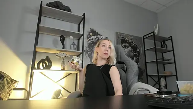 LylithSkye online show from 10-16-25, 10:56