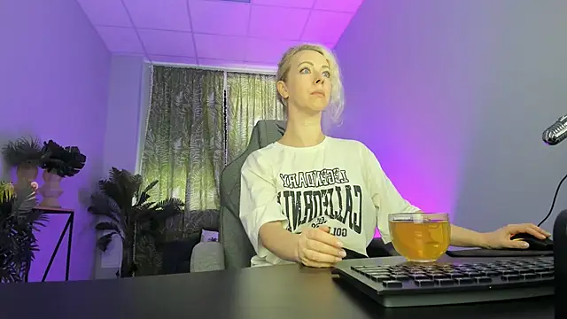 LylithSkye online show from 09-18-25, 10:40