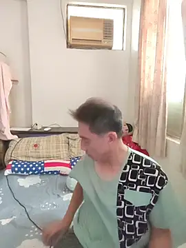 Snapshot of YuHsuant chatting on 10-08-25, 02:02 YuHsuant online show from 10-08-25, 02:02