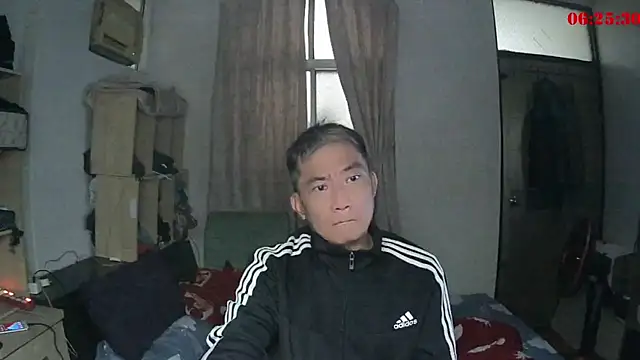 Snapshot of YuHsuant chatting on 02-12-25, 11:20 YuHsuant online show from 02-12-25, 11:20