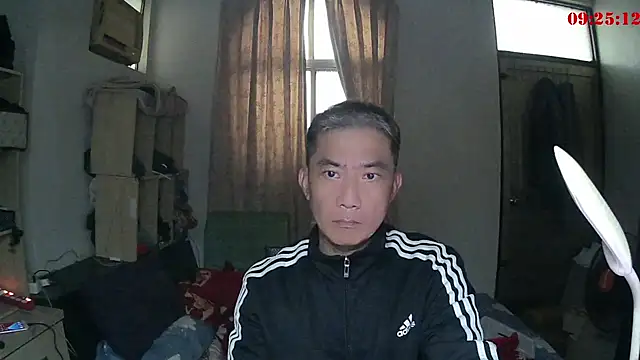 Snapshot of YuHsuant chatting on 02-13-25, 02:23 YuHsuant online show from 02-13-25, 02:23