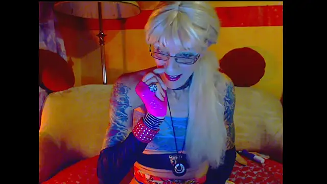 Snapshot of cuxladyboy chatting on 12-15-24, 10:47 cuxladyboy online show from 12-15-24, 10:47