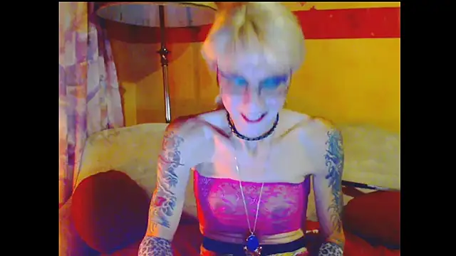 Snapshot of cuxladyboy chatting on 03-19-25, 01:43 cuxladyboy online show from 03-19-25, 01:43