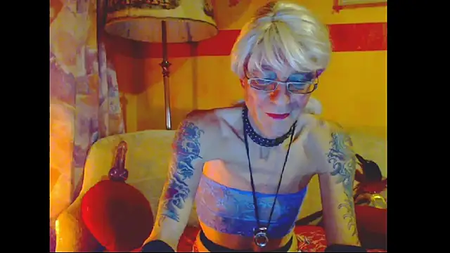 Snapshot of cuxladyboy chatting on 12-13-24, 05:00 cuxladyboy online show from 12-13-24, 05:00