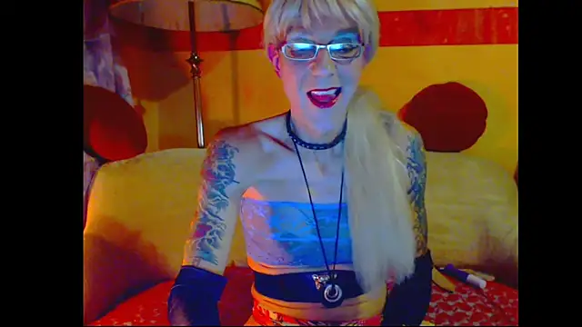 Snapshot of cuxladyboy chatting on 10-11-25, 12:11 cuxladyboy online show from 10-11-25, 12:11