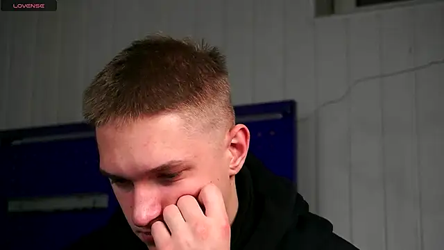 dustyn fox online show from 11-23-25, 03:22