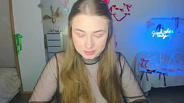 Snapshot of Demure_Smile chatting on 02-14-25, 02:44 Demure Smile online show from 02-14-25, 02:44