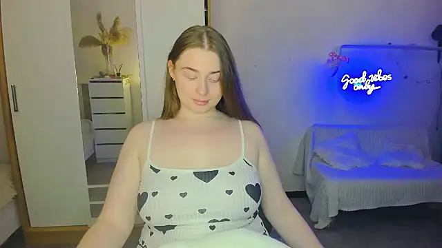 Snapshot of Demure_Smile chatting on 02-11-25, 08:10 Demure Smile online show from 02-11-25, 08:10