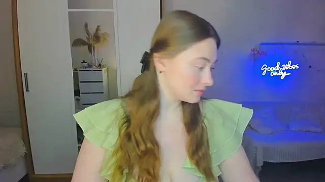 Snapshot of Demure_Smile chatting on 02-08-25, 07:04 Demure Smile online show from 02-08-25, 07:04