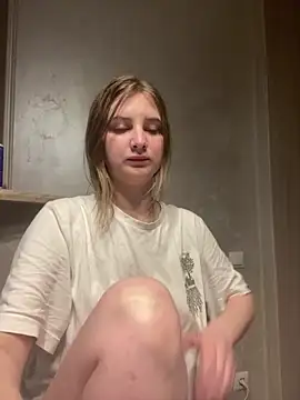 Snapshot of MollyDolle chatting on 06-14-26, 05:14 MollyDolle online show from 06-14-26, 05:14