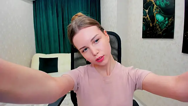 Snapshot of MileyWings chatting on 03-03-25, 12:28 MileyWings online show from 03-03-25, 12:28