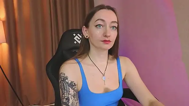 Snapshot of ShiroHeby chatting on 12-19-25, 01:13 ShiroHeby online show from 12-19-25, 01:13