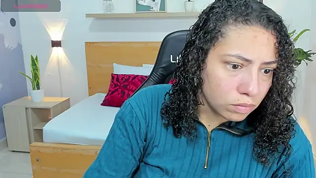 Snapshot of aixa_15 chatting on 03-18-25, 11:33 aixa 15 online show from 03-18-25, 11:33