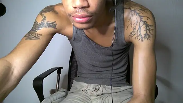 Snapshot of Skinnyblackman chatting on 07-11-26, 04:02 Skinnyblackman online show from 07-11-26, 04:02