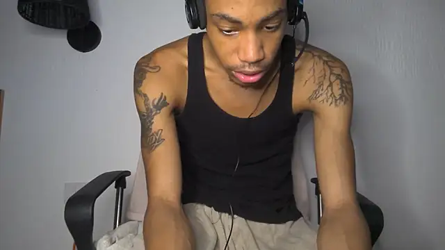 Snapshot of Skinnyblackman chatting on 06-12-26, 02:31 Skinnyblackman online show from 06-12-26, 02:31
