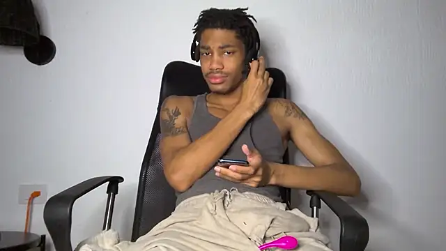Snapshot of Skinnyblackman chatting on 07-10-26, 04:01 Skinnyblackman online show from 07-10-26, 04:01