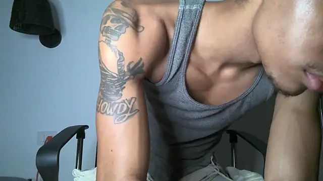 Snapshot of Skinnyblackman chatting on 06-25-26, 05:12 Skinnyblackman online show from 06-25-26, 05:12