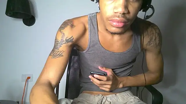 Snapshot of Skinnyblackman chatting on 06-25-26, 02:31 Skinnyblackman online show from 06-25-26, 02:31