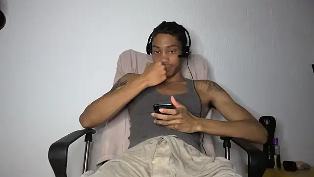 Snapshot of Skinnyblackman chatting on 06-10-26, 05:19 Skinnyblackman online show from 06-10-26, 05:19