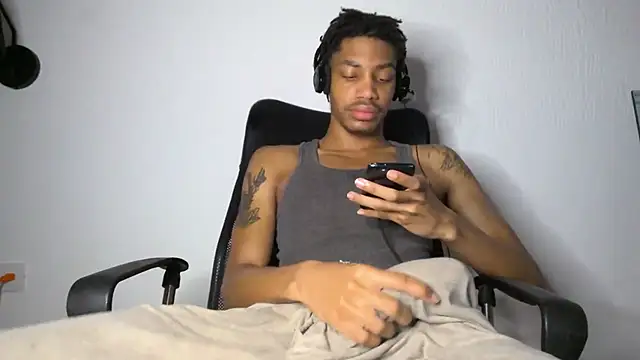 Snapshot of Skinnyblackman chatting on 07-12-26, 02:56 Skinnyblackman online show from 07-12-26, 02:56