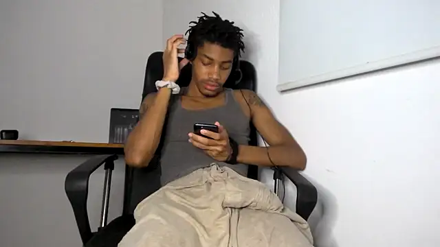 Snapshot of Skinnyblackman chatting on 05-17-26, 06:46 Skinnyblackman online show from 05-17-26, 06:46
