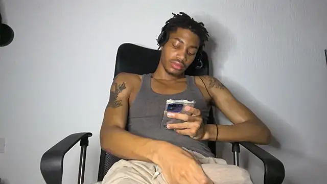 Snapshot of Skinnyblackman chatting on 06-26-26, 02:50 Skinnyblackman online show from 06-26-26, 02:50