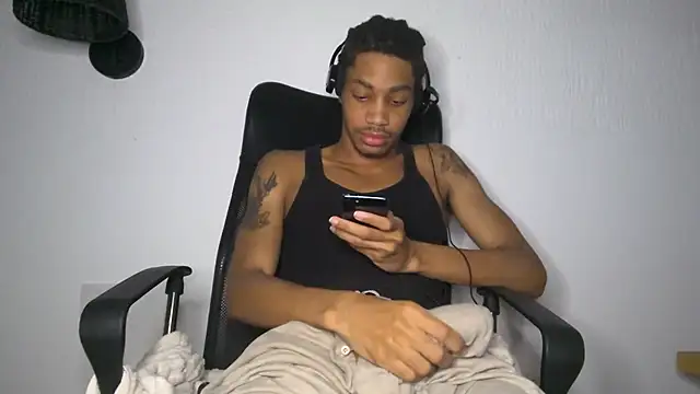 Snapshot of Skinnyblackman chatting on 06-13-26, 04:43 Skinnyblackman online show from 06-13-26, 04:43