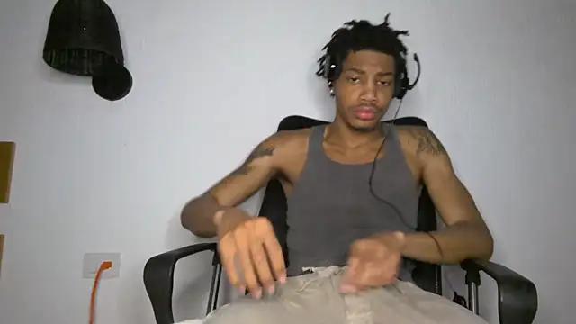 Snapshot of Skinnyblackman chatting on 06-18-26, 04:11 Skinnyblackman online show from 06-18-26, 04:11