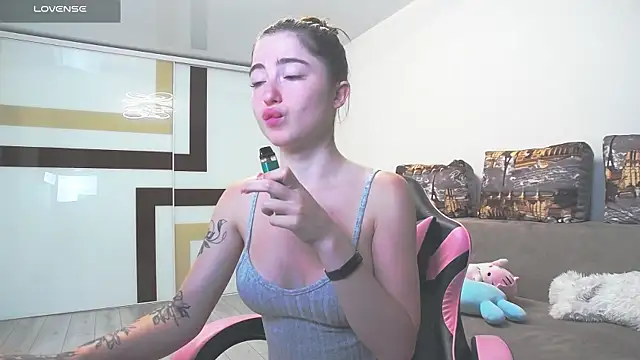 Snapshot of Luxuryalma chatting on 06-29-26, 06:09 Luxuryalma online show from 06-29-26, 06:09
