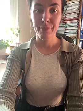 Snapshot of Sara_darling chatting on 03-19-25, 03:29 Sara darling online show from 03-19-25, 03:29