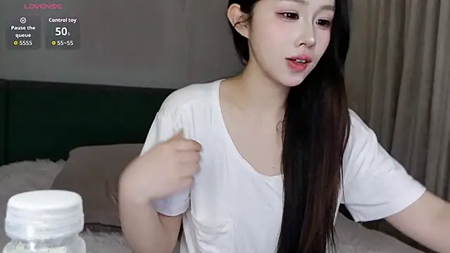 Snapshot of Hazel-11 chatting on 05-12-26, 02:56 Hazel-11 online show from 05-12-26, 02:56