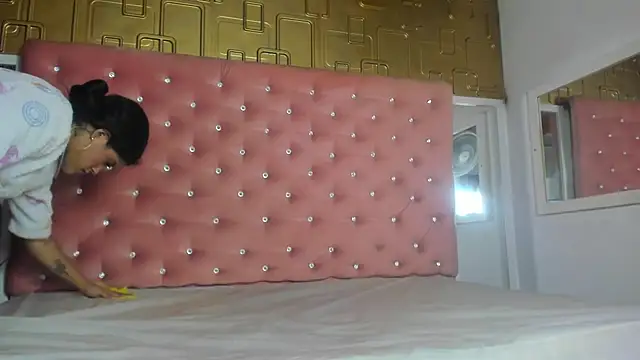 Molly gomez  online show from 02-08-25, 10:40