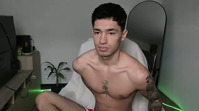 Snapshot of Damon__333 chatting on 12-17-25, 04:45 Damon 333 online show from 12-17-25, 04:45