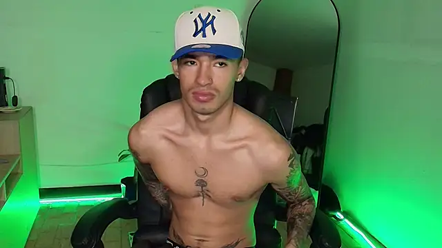 Snapshot of Damon__333 chatting on 12-03-25, 02:01 Damon 333 online show from 12-03-25, 02:01