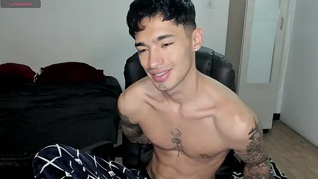 Snapshot of Damon__333 chatting on 02-16-26, 01:04 Damon 333 online show from 02-16-26, 01:04