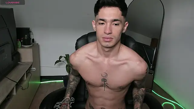 Snapshot of Damon__333 chatting on 12-22-25, 09:15 Damon 333 online show from 12-22-25, 09:15