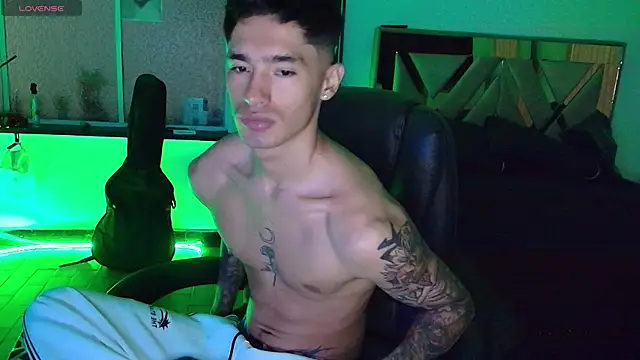 Snapshot of Damon__333 chatting on 11-02-25, 11:32 Damon 333 online show from 11-02-25, 11:32