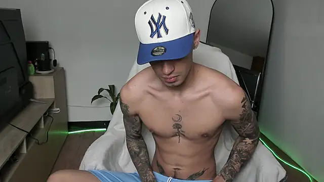 Snapshot of Damon__333 chatting on 12-20-25, 05:05 Damon 333 online show from 12-20-25, 05:05