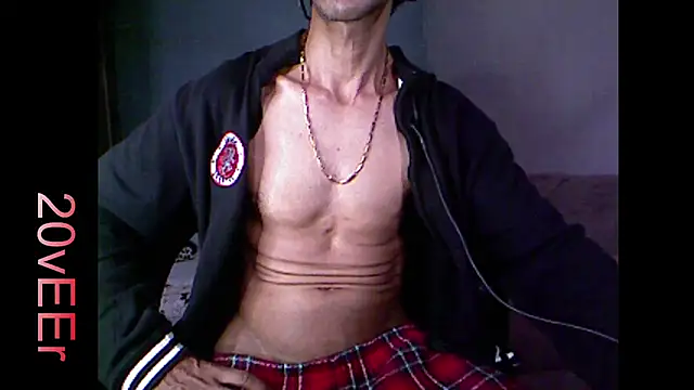 Snapshot of 20vEEr chatting on 10-10-25, 09:32 20vEEr online show from 10-10-25, 09:32