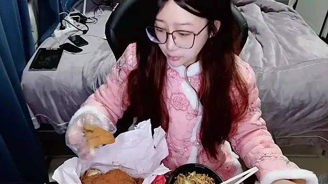 Snapshot of Angelababy001 chatting on 01-09-25, 04:49 Angelababy001 online show from 01-09-25, 04:49