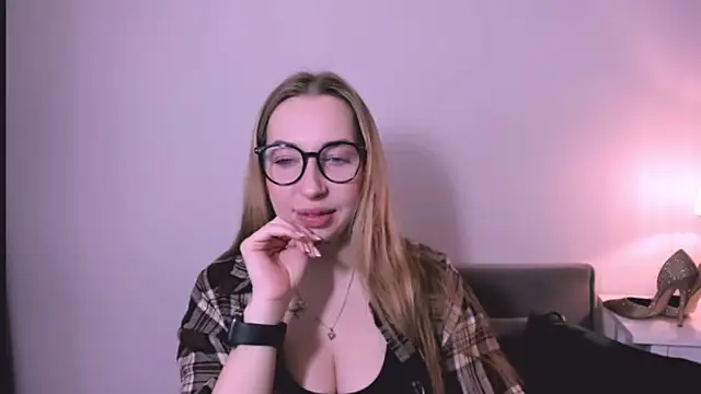 Snapshot of AriaDesire chatting on 04-19-26, 06:25 AriaDesire online show from 04-19-26, 06:25