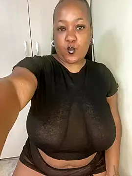 Snapshot of Missmoox24 chatting on 10-21-25, 10:36 Missmoox24 online show from 10-21-25, 10:36