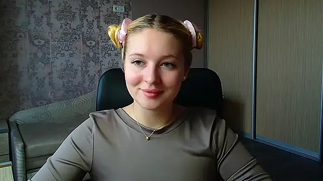 Snapshot of Milka_kiss_ chatting on 05-16-26, 11:42 Milka kiss online show from 05-16-26, 11:42