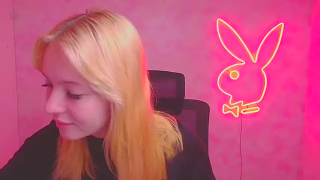 Snapshot of Milka_kiss_ chatting on 10-15-25, 08:55 Milka kiss online show from 10-15-25, 08:55