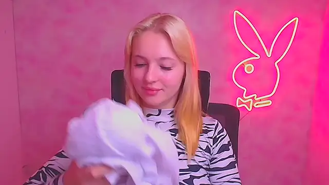 Snapshot of Milka_kiss_ chatting on 09-22-25, 05:46 Milka kiss online show from 09-22-25, 05:46