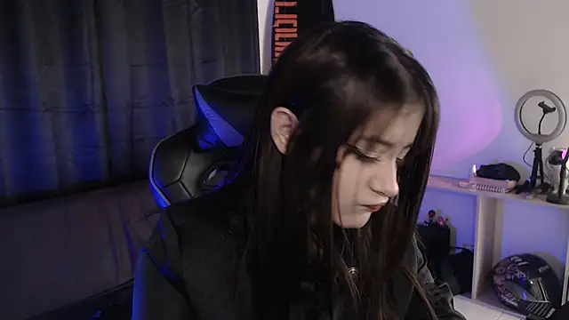 Snapshot of liz-beths chatting on 11-30-25, 12:44 liz-beths online show from 11-30-25, 12:44