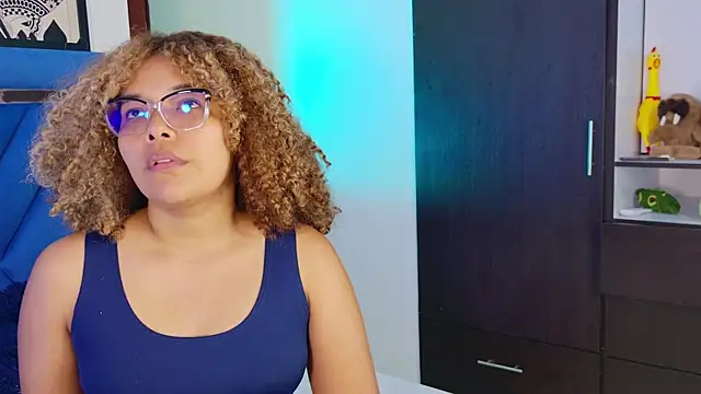 Snapshot of NiaColusi chatting on 02-12-26, 03:01 NiaColusi online show from 02-12-26, 03:01